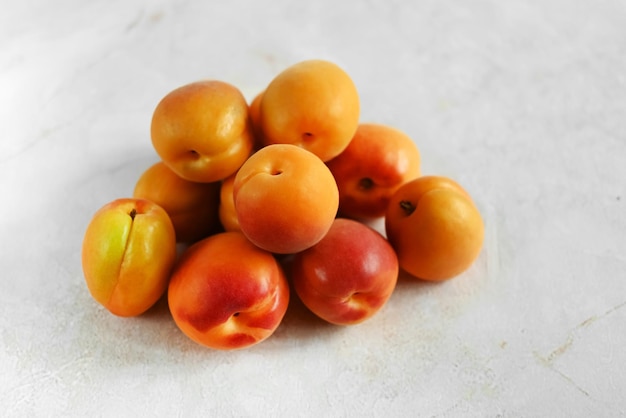 Hoop verse rijpe abrikozen op een tafel gemaakt van natuurlijke marmeren kopieerruimte