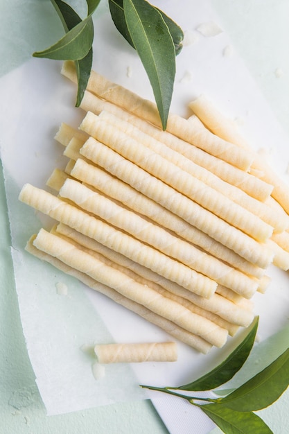 Hoop wafel broodjes geïsoleerd op een witte achtergrond met aardbei