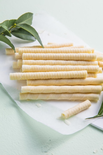 Hoop wafel broodjes geïsoleerd op een witte achtergrond met aardbei