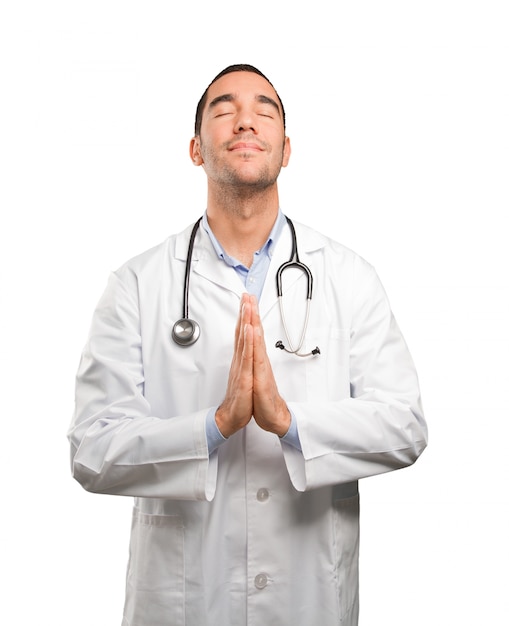 Hoopvolle jonge arts bidden