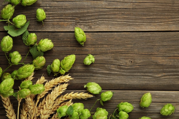 Hop en gouden rijpe tarwe van kegel op een oude houten tafel. Bovenaanzicht