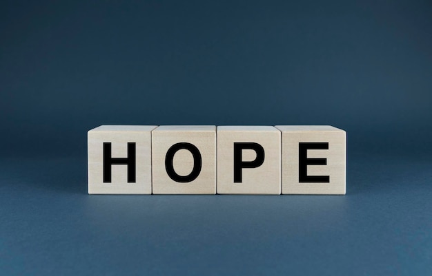 희망 큐브는 희망이라는 단어를 형성합니다.