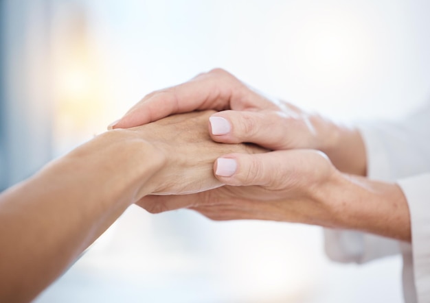 Foto speranza donna o infermiere che si tengono per mano in ospedale consulenza per notizie o risultati di test medici per supporto di simpatia empatia fiducia o zoom del medico nella clinica sanitaria che allatta o aiuta il paziente malato