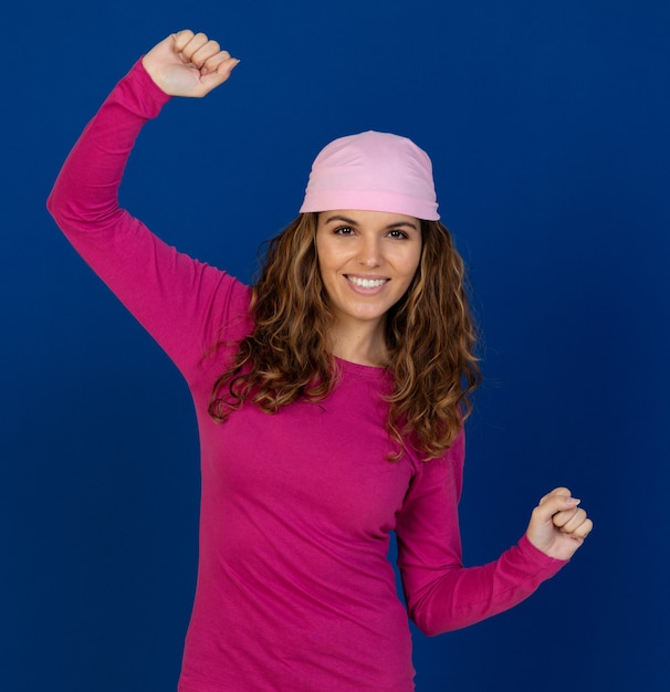 Photo hopeful woman wearing a pink scarf isolated on a white wall