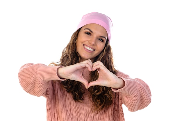 흰 벽에 고립 된 사려 깊은 핑크 스카프를 착용하는 암 희망 여성
