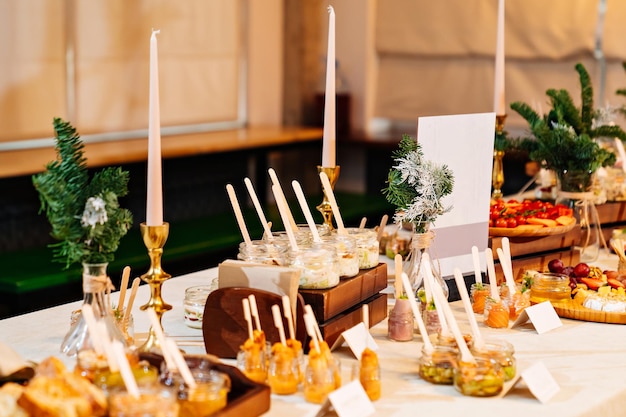 Horeca. handig geportioneerde portie salades in kleine potjes en canapés. mooie originele tafel setting voor banket.