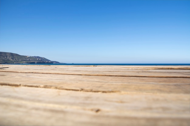 Horizon tussen de houten laan naar het strand en de blauwe lucht