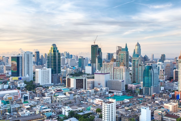 Horizonbedrijf de bedrijfsbouw en financieel district in zonneschijndag bij de Stad van Bangkok