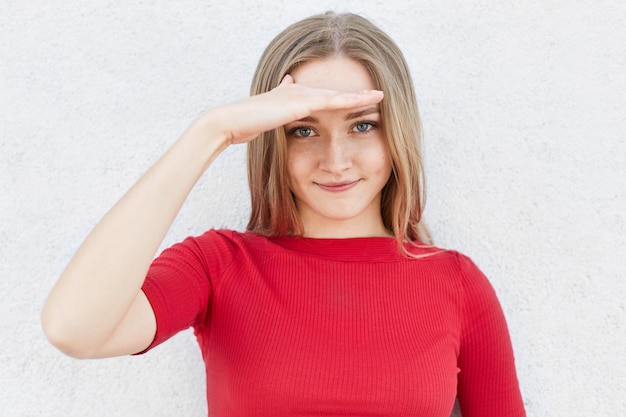 Photo horizonntal portrait of pretty blonde female with freckles