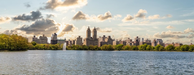 Horizonpanorama met Eldorado-gebouw en reservoir met fontein in Central Park in midtown Manhattan in New York City