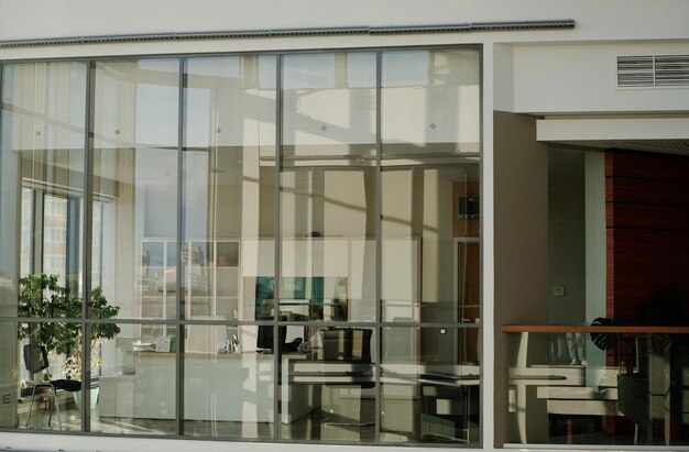 Horizontaal beeld van modern kantoorcentrum met glazen wanden en werkplekken voor zakenmensen binnen