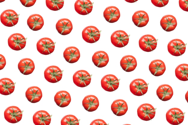 Horizontaal creatief patroon van vers geplukte natuurlijke biologische tomaten