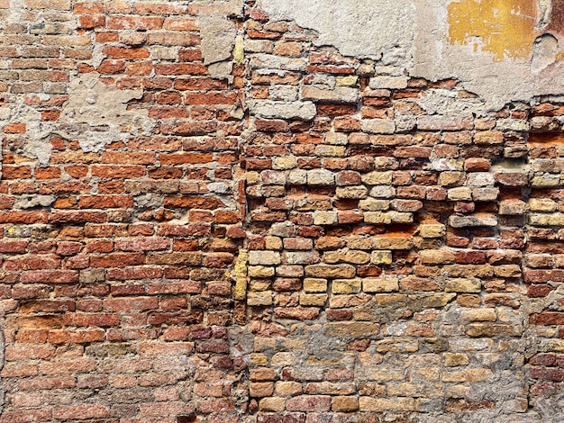 Horizontaal deel van een venetiaanse oude rode bakstenen muur, achtergrond,