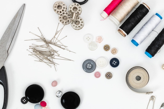 Foto horizontaal fotoseemmateriaal op een witte tafel voor handmatige textielwerken