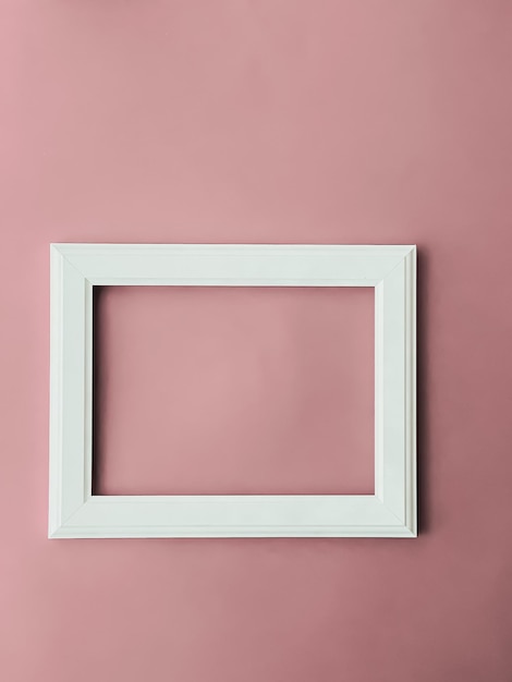 Horizontaal kunstkader op blush roze achtergrond als flatlay design artwork print of fotoalbum