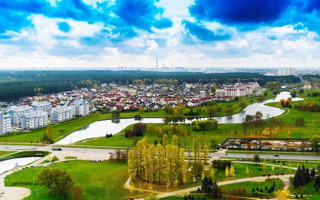 Horizontaal levendig centrum van het panoramacityscape van Minsk als achtergrondachtergrond