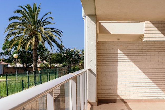 Horizontaal panoramisch uitzicht op leeg appartement met tropisch uitzicht. Zomer bestemming vakantie retraite.