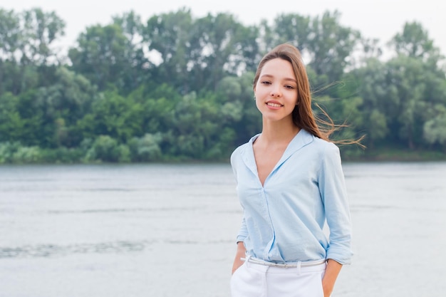 Horizontaal portret van een mooie aantrekkelijke vrouw op de waterkantachtergrond