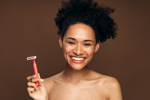 Horizontaal portret van mooie vrouw met mooi gezicht poseren in de studio. Schoonheid fashion model vrouw gezicht met perfecte huid en naakt make-up met scheermes