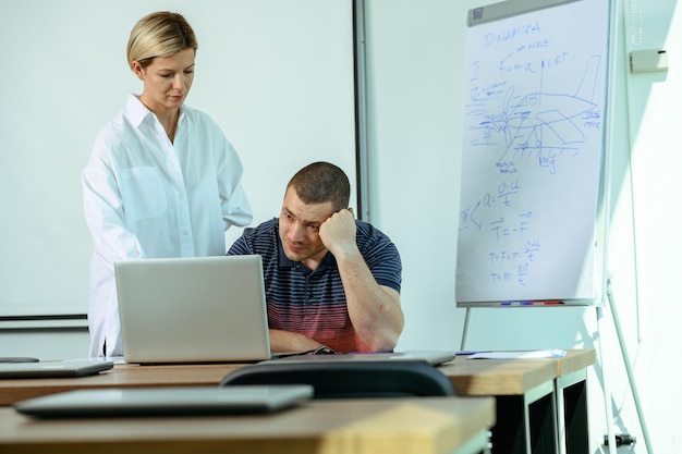 Horizontaal schot van een boze manager en werknemer op kantoor