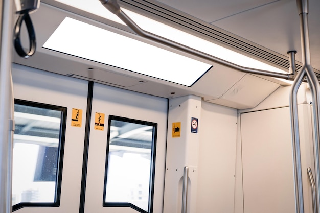 Pubblicità luminosa a led orizzontale vuota e chiara sopra la porta del treno