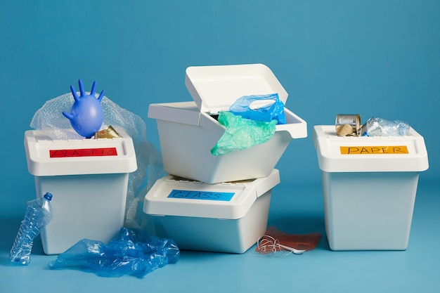 Foto l'immagine orizzontale di bidoni della spazzatura pieni per rifiuti di plastica e carta in fila, concetto di smistamento e riciclaggio