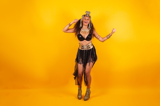 Horizontal photo full body black brazilian woman in carnival clothes dancing