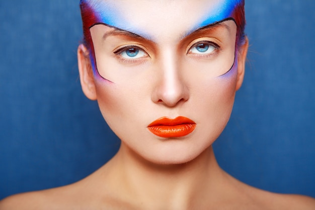 Photo horizontal portrait of charming woman with creative make up in studio