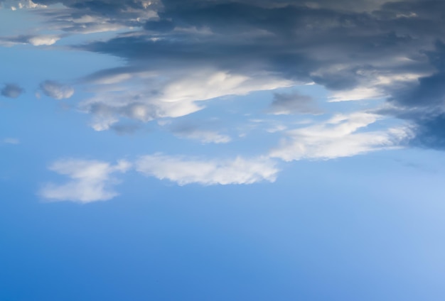 Горизонтальный верхний выровненный драматический фон с облаками