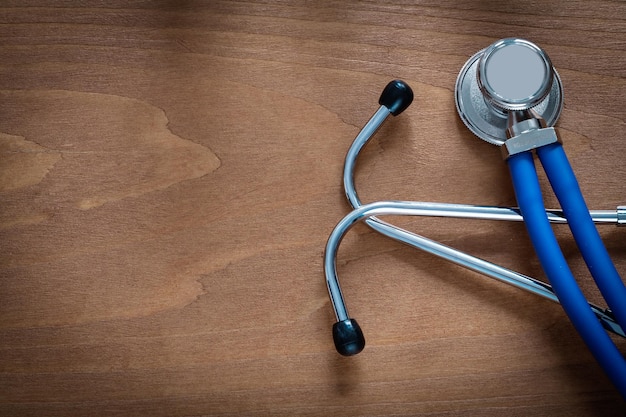 Foto vista orizzontale dello stetoscopio per il controllo medico sul concetto di medicina della tavola di legno vintage di pino