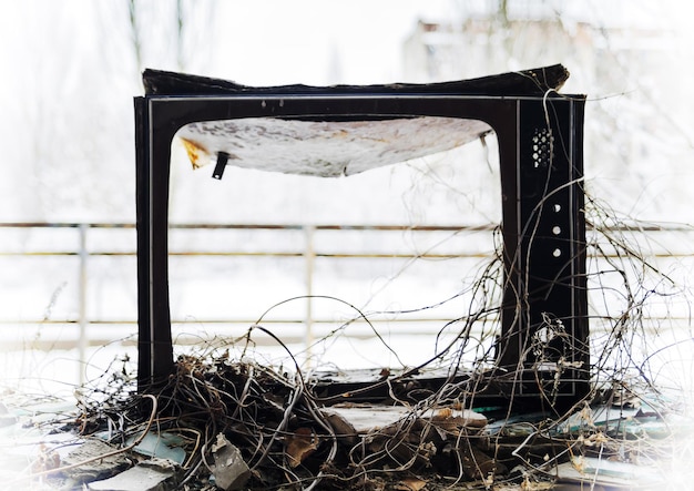 Photo horizontal vintage broken tvset in radioactive pripyat bokeh background