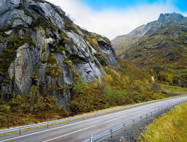 수평 생생한 산 노르웨이 도로 풍경 배경 배경