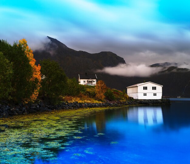 反射の背景の背景と水平方向の鮮やかなノルウェーの秋の風景