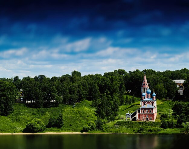 Foto orizzontale vivido paesaggio russo orizzonte fiume allineato a destra chiesa bokeh sfondo