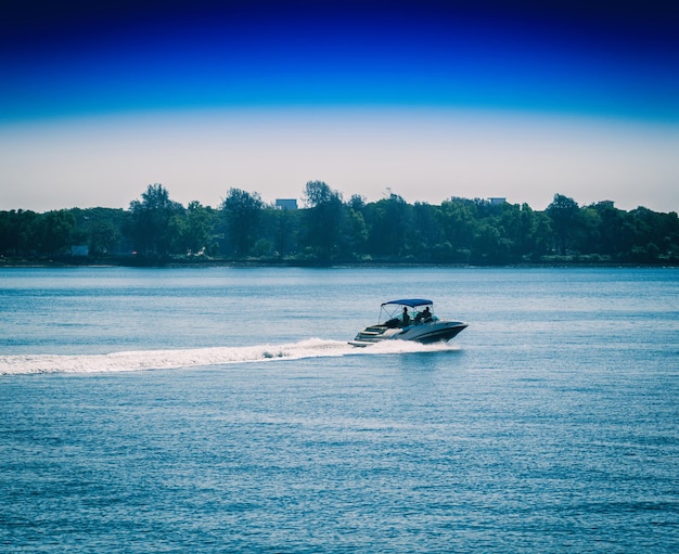 Photo horizontal vivid speed moving cutter horizon jungle river background backdrop