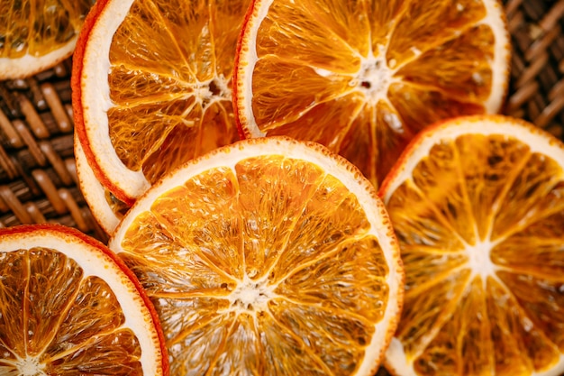Horizontale close-up op gedroogde stukjes sinaasappel in een mandje