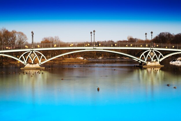 Horizontale dramatische boogbrug in het parkachtergrond van Moskou