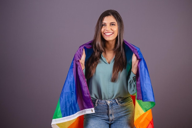 Horizontale foto Mooie Braziliaanse vrouw met vrijetijdskleding Jeans en groen shirt met lgbt-vlag