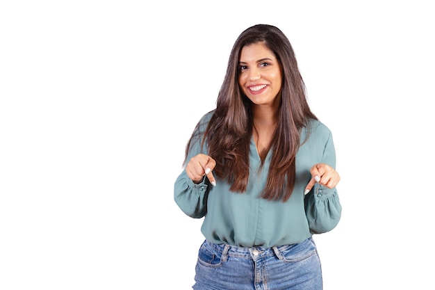 Horizontale foto Mooie Braziliaanse vrouw met vrijetijdskleding Jeans en groen shirt teken alleen hier wijzend naar het midden
