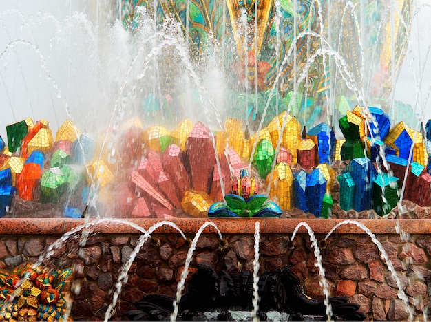 Horizontale kleurrijke fontein bij VDNKh-architectuurachtergrond