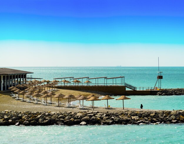 Horizontale levendige eenzame man op strand samenstelling achtergrond backdrop