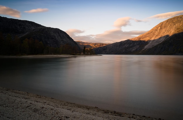 Horizontale levendige gladde Noorwegen fjord baai landschap achtergrond achtergrond