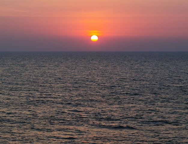 Horizontale levendige levendige dramatische zonsondergang op de achtergrond van de Indische Oceaan