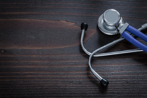 Horizontale weergave van stethoscoop voor medische check-up op vintage houten achtergrond geneeskunde concept