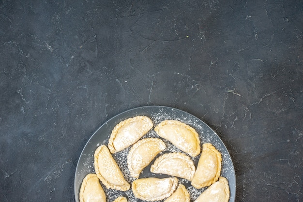 Horizontale weergave van zelfgemaakte rauwe dumplings