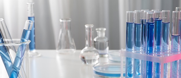 Foto horizontale wetenschapsbanner met glazen containers