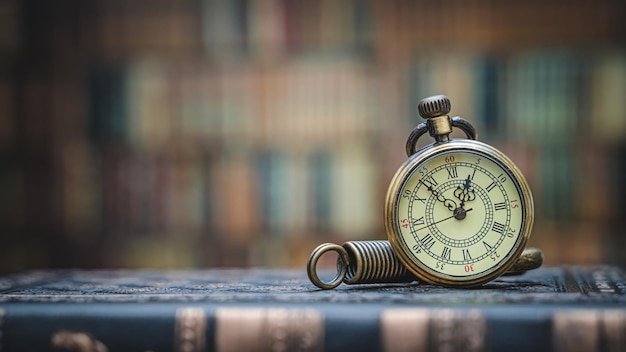 Horloge ketting op oud boek