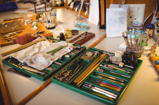 Horlogewerkplaats met klokkenreparatie-instrumenten, apparatuur en machines
