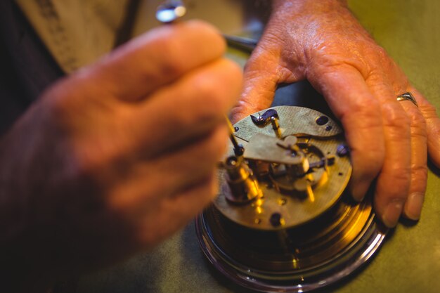Horoloog repareren van een horloge