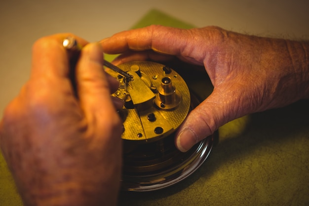 Foto horoloog repareren van een horloge